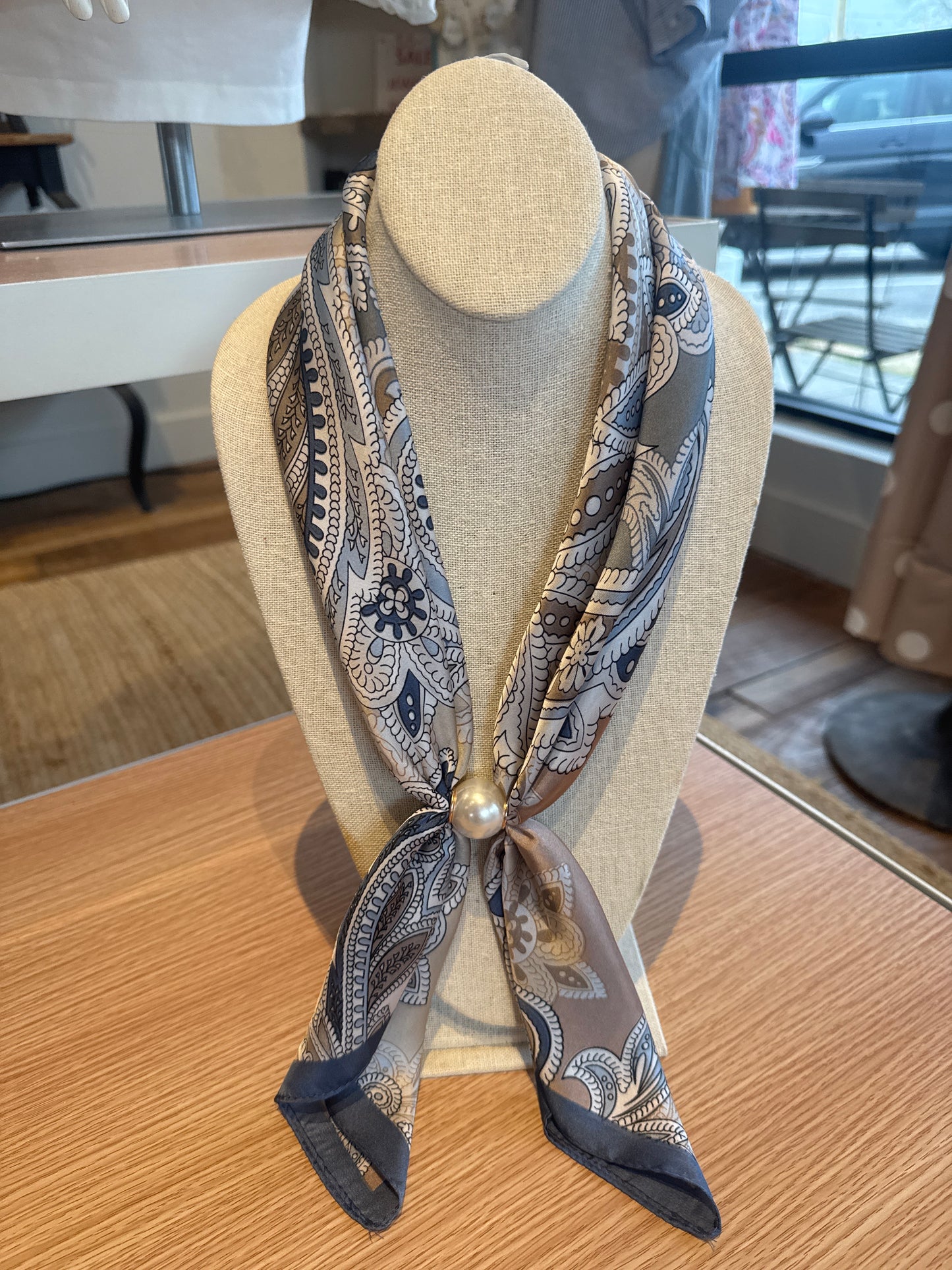 Magnetic scarf