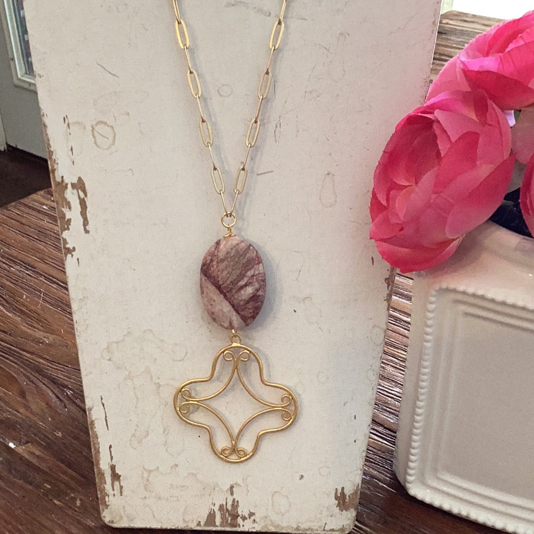 Clover shaped pendant necklace