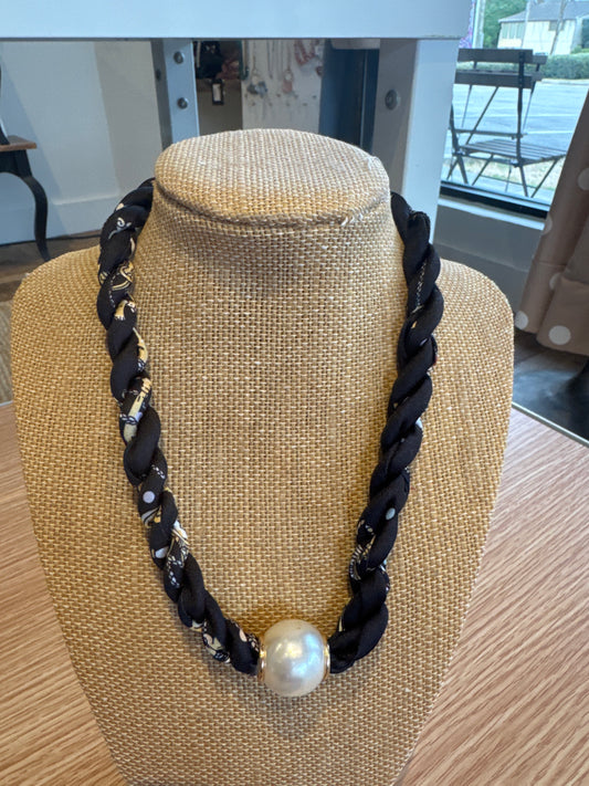 Twisted scarf pearl necklace