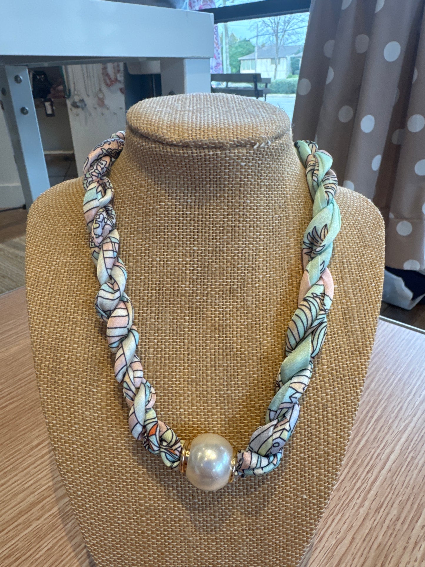 Twisted scarf pearl necklace