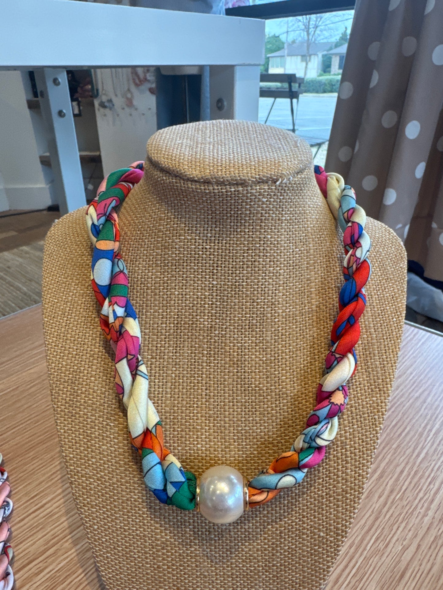 Twisted scarf pearl necklace